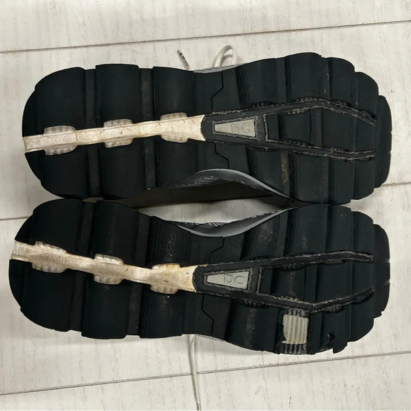 ON Cloudsurfer Glacier/Black Womens 10.5 Grey Black White Preowned - Picture 7 of 15